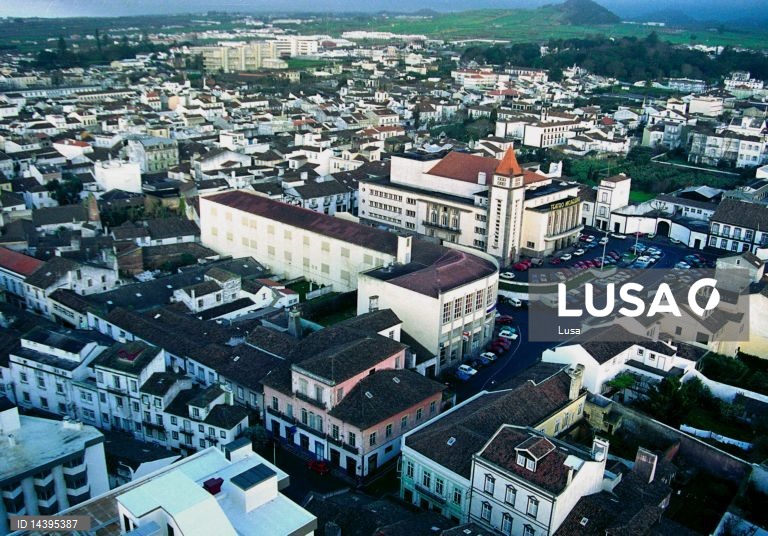 Teatro Micaelense prepara comemora??es dos 75 anos