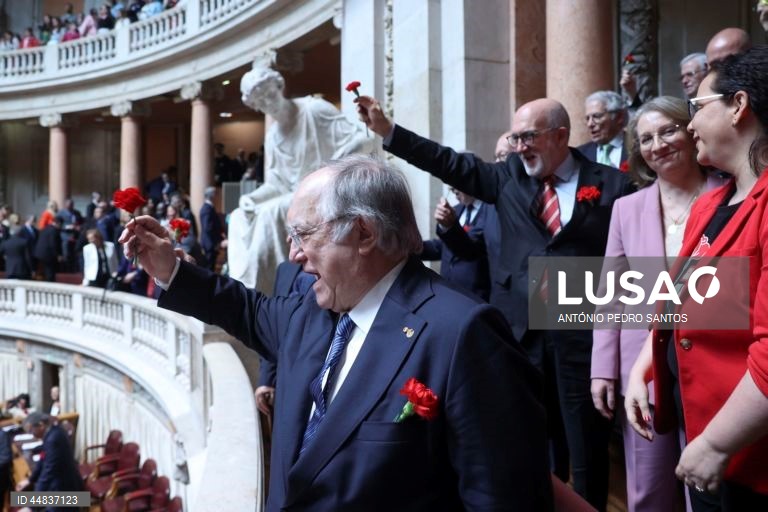 Esquerda canta “Grandola, Vila Morena” no final da sess?o plenária