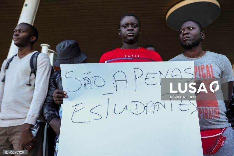 Guineenses autorizados a entrar em Portugal após prova de inscri??o no ensino superior