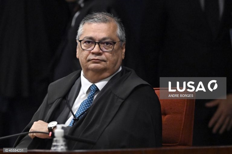 Juiz do Supremo brasileiro pede investiga??o a Bolsonaro pela gest?o da covid-19