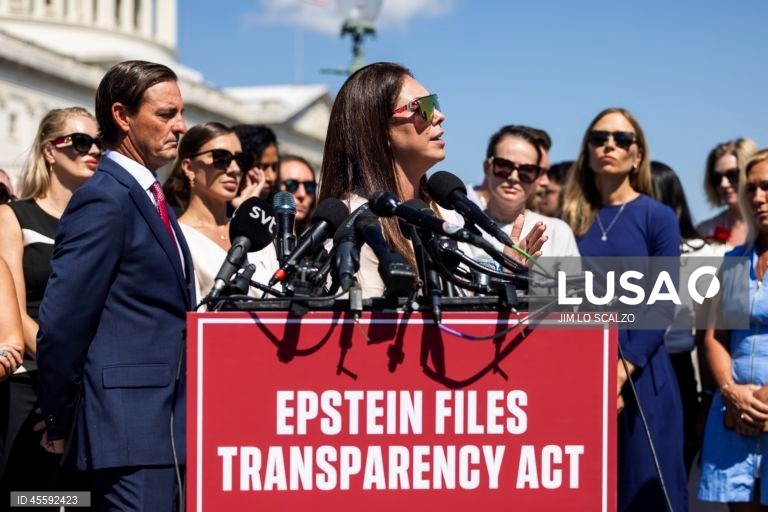 Vítimas de Epstein pedem divulga??o de todos os documentos sobre o caso