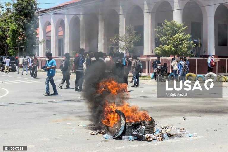 Universitários de Timor-Leste prosseguem protesto condicionado pela polícia